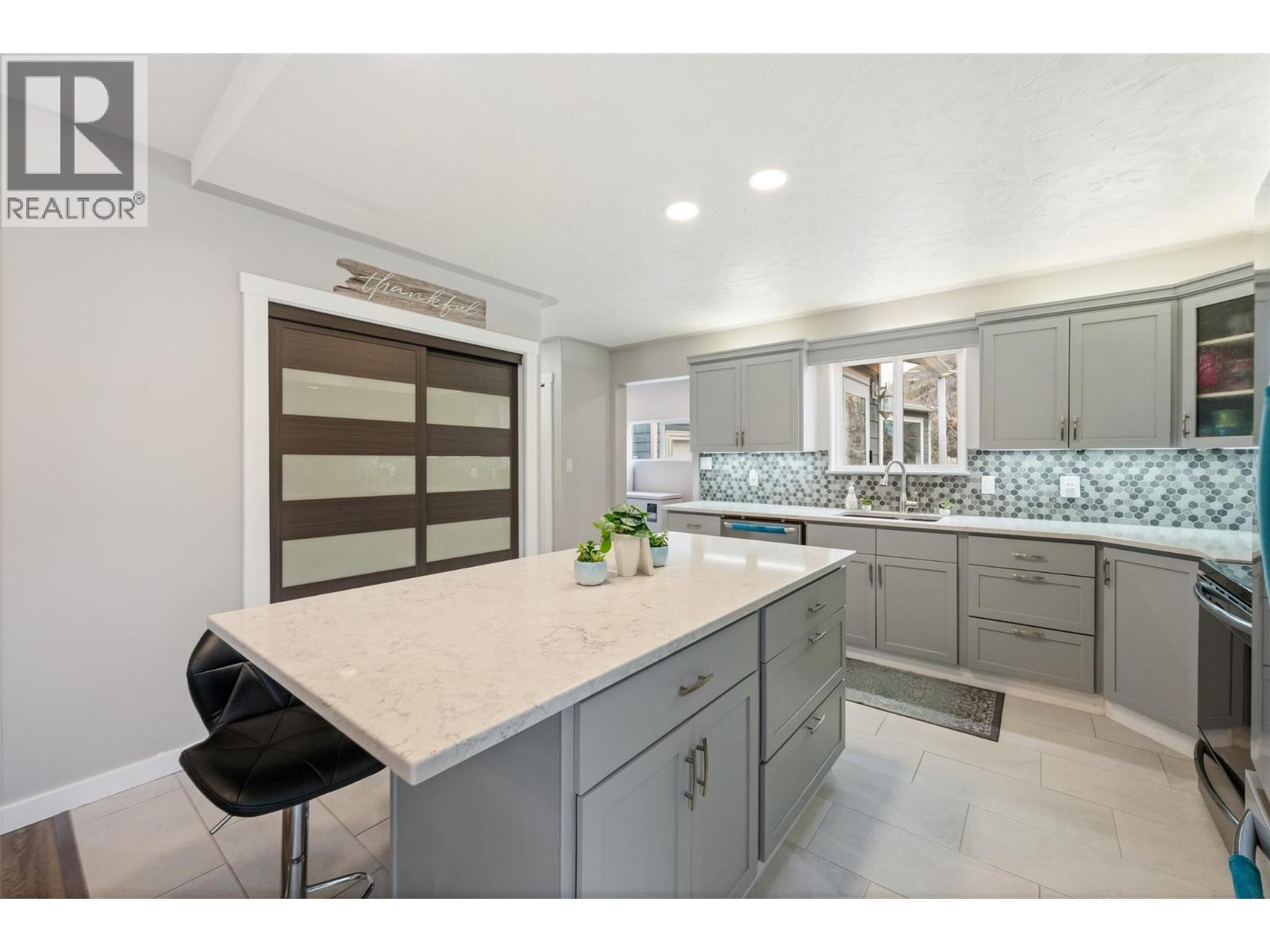 2616 Middle Bench Road, Keremeos, BC - Indoor Photo Showing Kitchen With Upgraded Kitchen