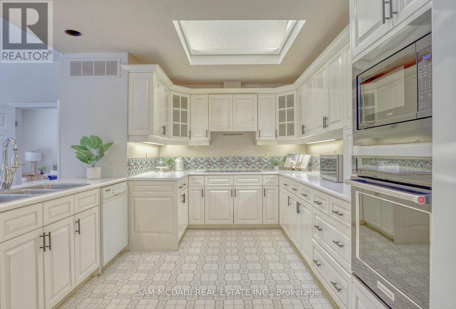 521 Vanessa Crescent, Mississauga, ON - Indoor Photo Showing Kitchen With Upgraded Kitchen