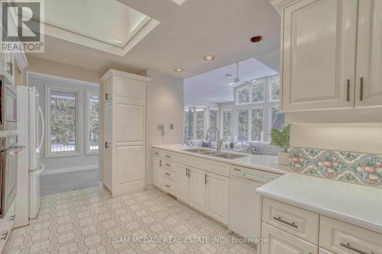521 Vanessa Crescent, Mississauga, ON - Indoor Photo Showing Kitchen With Double Sink