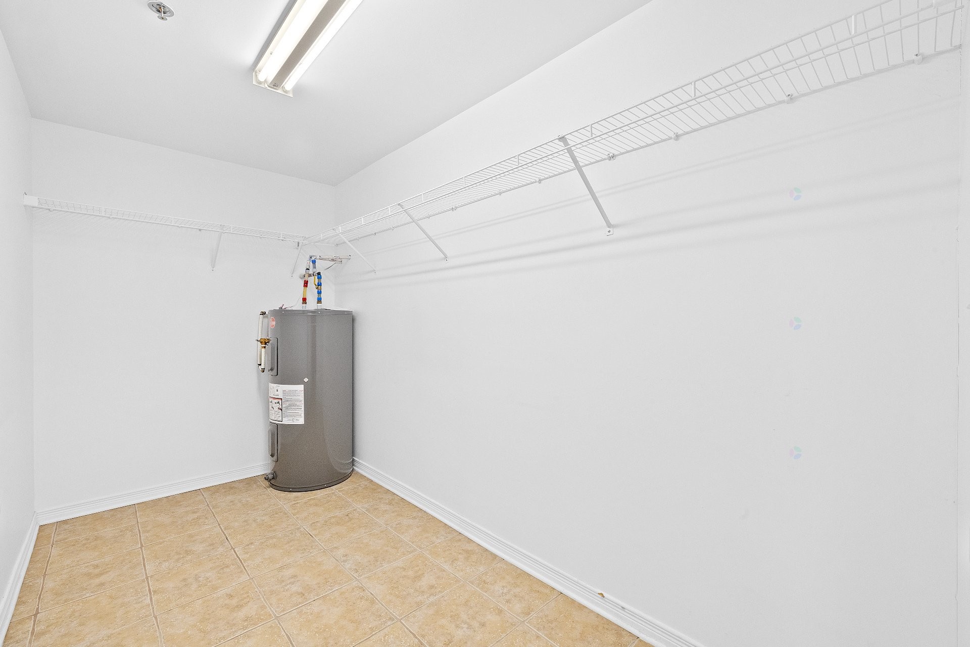 Penderie (Walk-in) - 111-33 Boul. St-Elzear E., Laval (Vimont), QC - Indoor