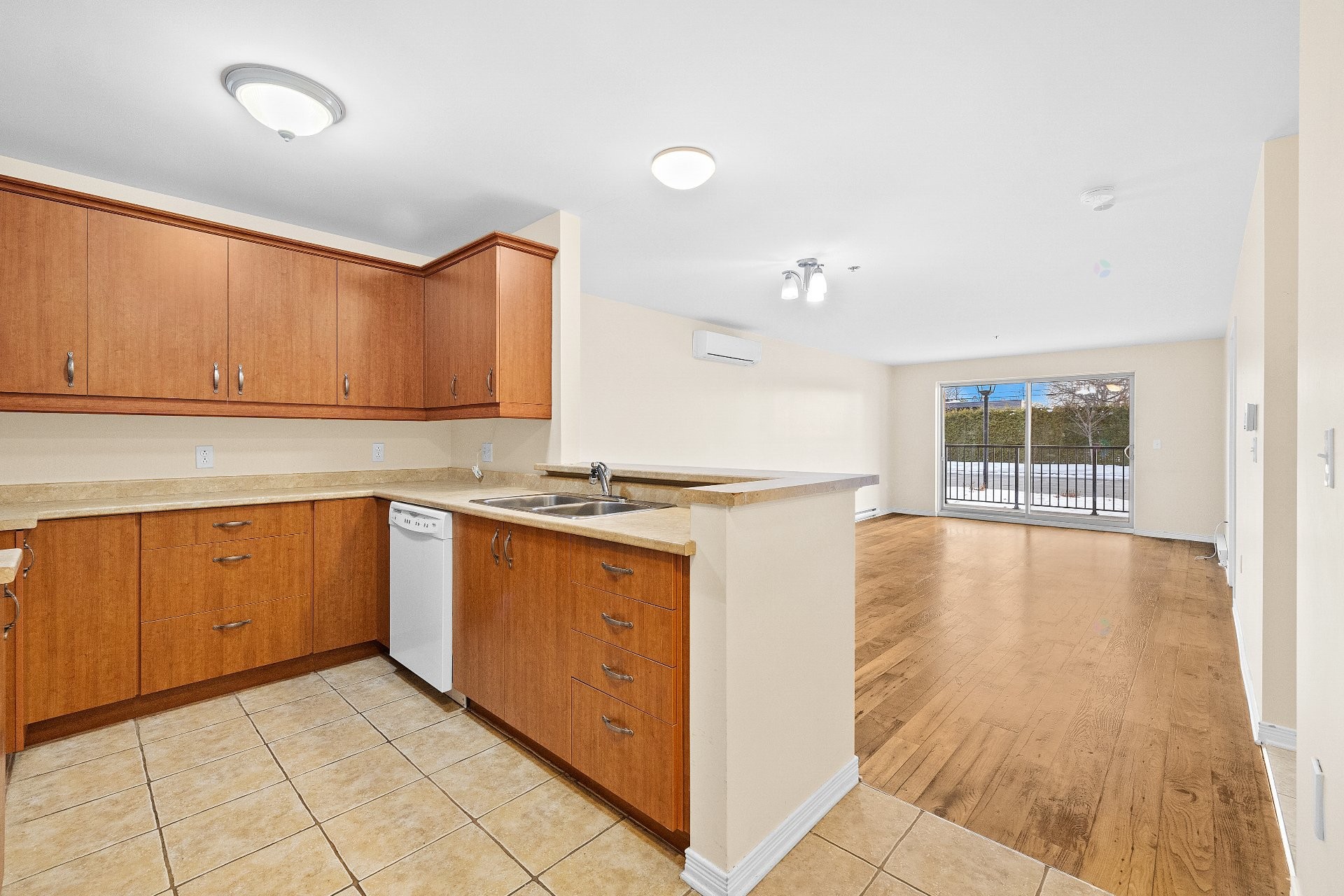 Cuisine - 111-33 Boul. St-Elzear E., Laval (Vimont), QC - Indoor Photo Showing Kitchen With Double Sink