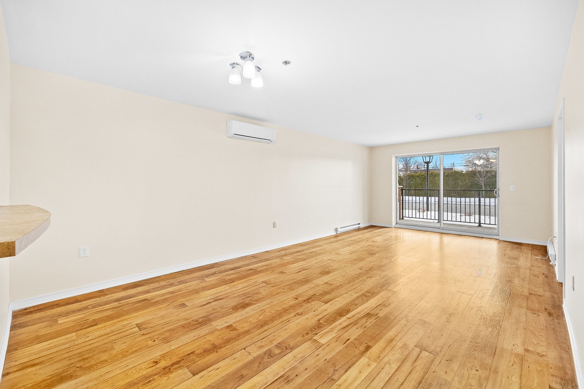 Salon - 111-33 Boul. St-Elzear E., Laval (Vimont), QC - Indoor