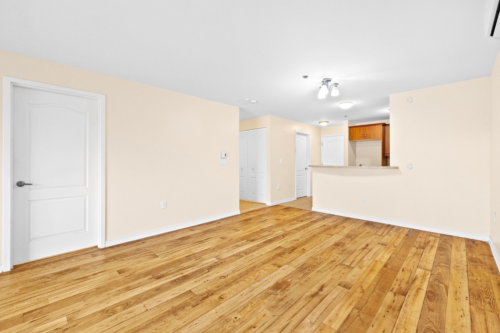 Salon - 111-33 Boul. St-Elzear E., Laval (Vimont), QC - Indoor