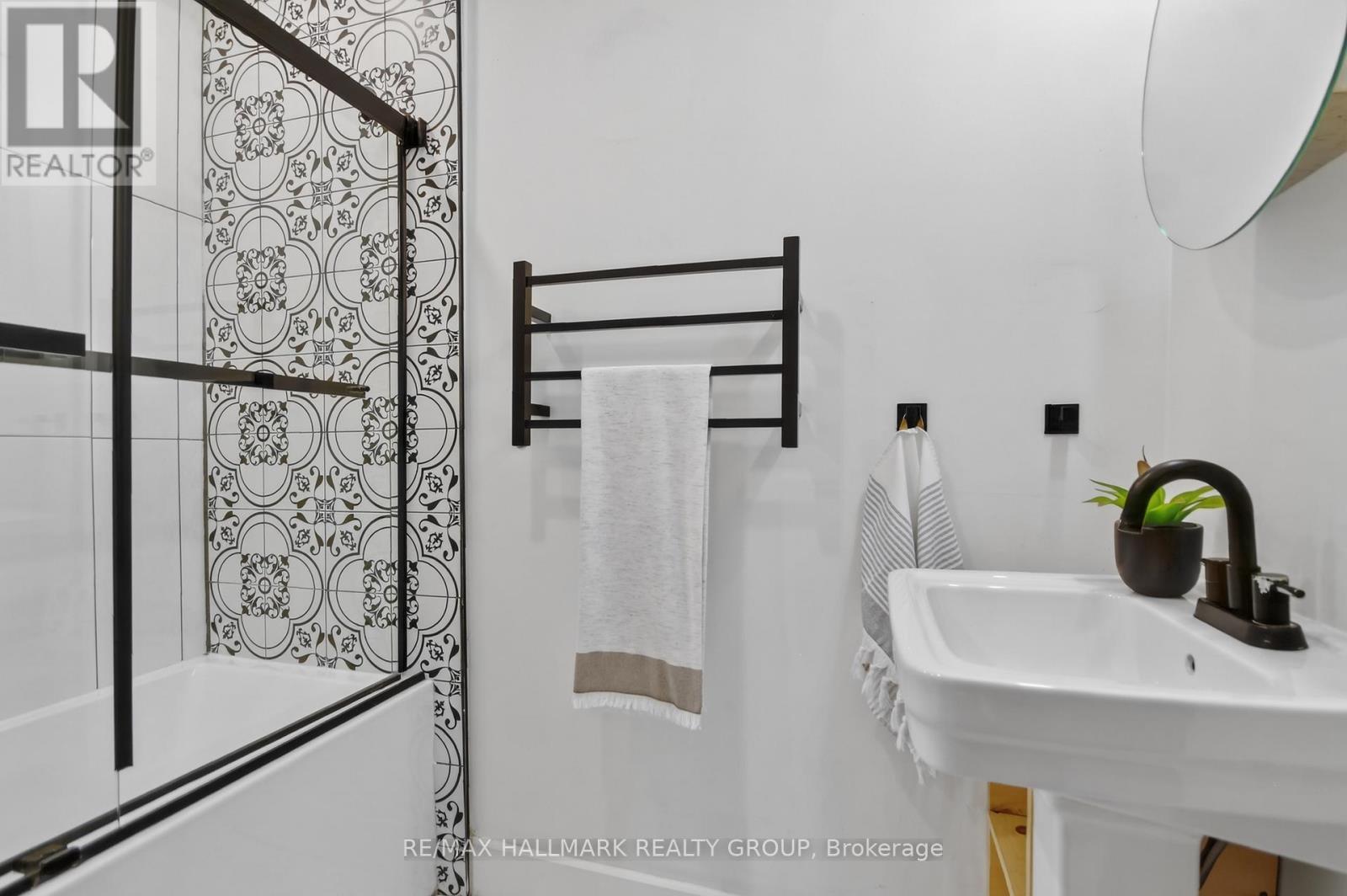 4 Lower Charlotte Street, Ottawa, ON - Indoor Photo Showing Bathroom