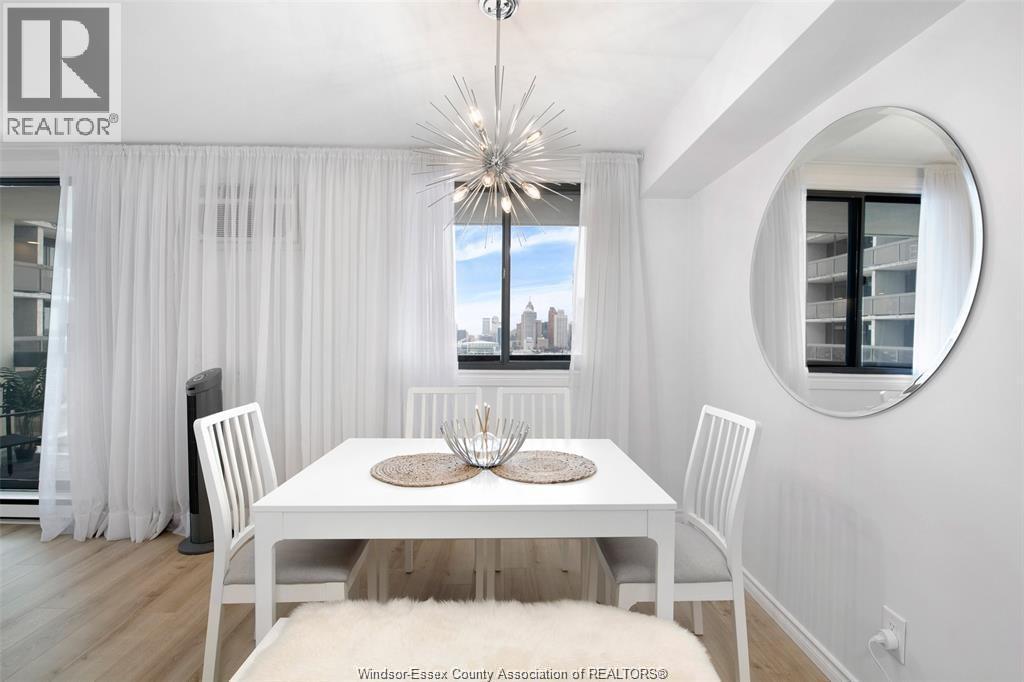 150 Park Unit# 1807, Windsor, ON - Indoor Photo Showing Dining Room
