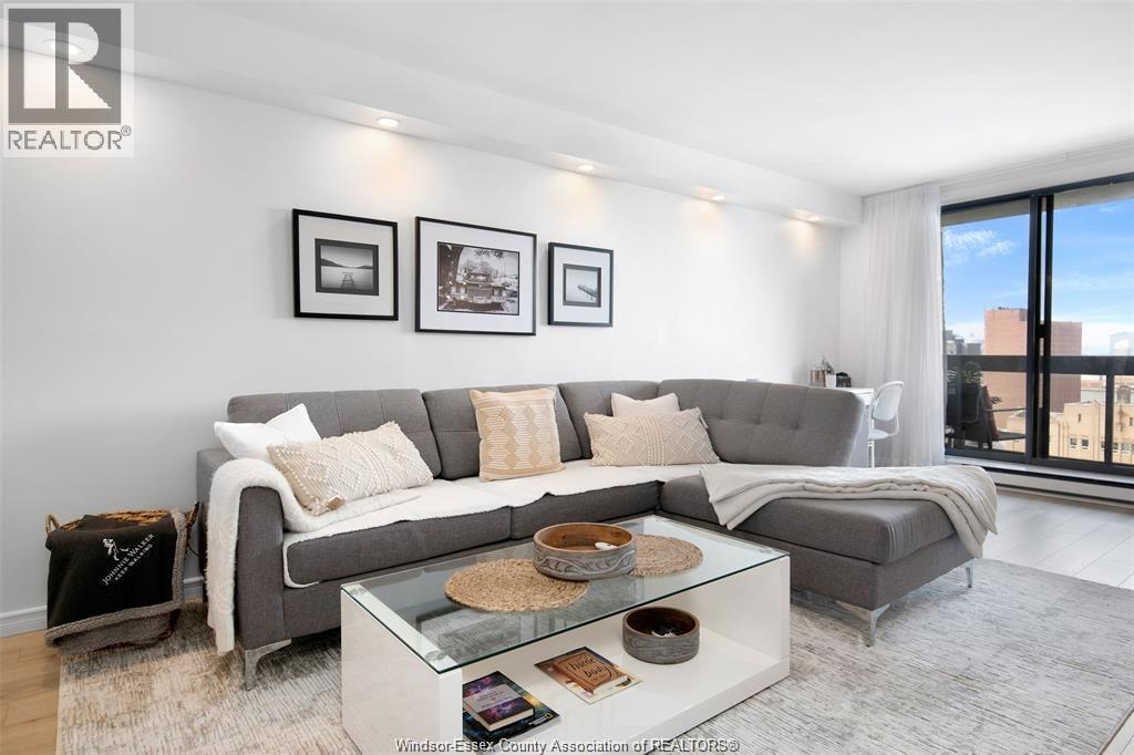 150 Park Unit# 1807, Windsor, ON - Indoor Photo Showing Living Room
