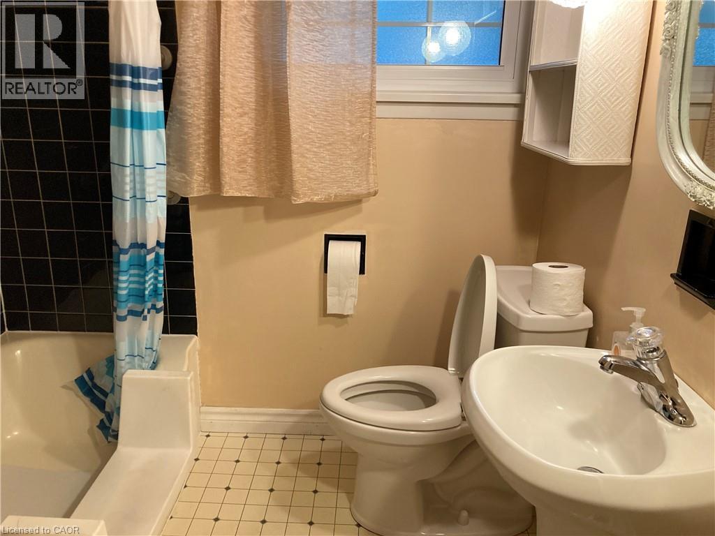 173 Washington Avenue, Waterloo, ON - Indoor Photo Showing Bathroom