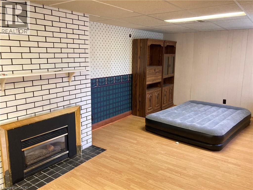 173 Washington Avenue, Waterloo, ON - Indoor With Fireplace