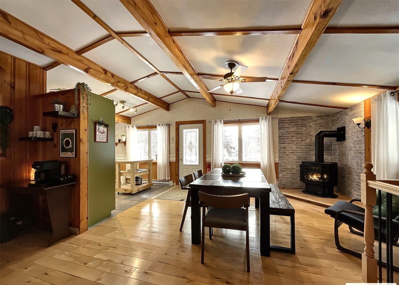 Salle à manger - 172 Ch. Du Zénith, Saint-Adolphe-D'Howard, QC - Indoor Photo Showing Dining Room With Fireplace