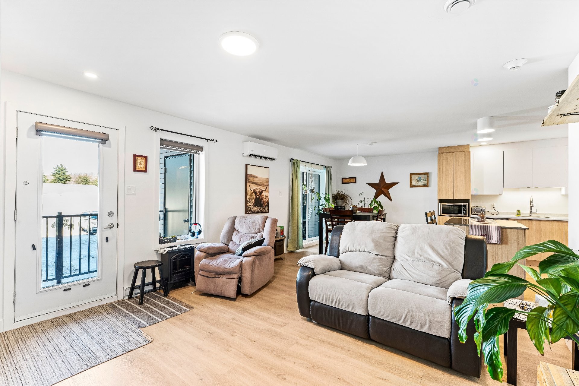 Salon - 365 Rue Adams E., Richmond, QC - Indoor Photo Showing Living Room