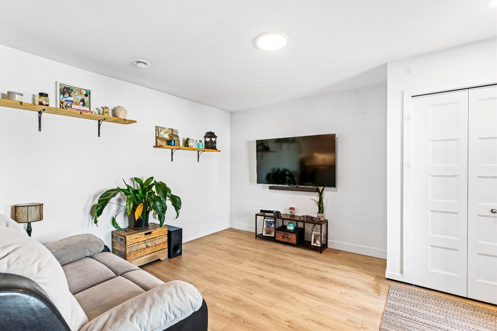 Salon - 365 Rue Adams E., Richmond, QC - Indoor Photo Showing Living Room
