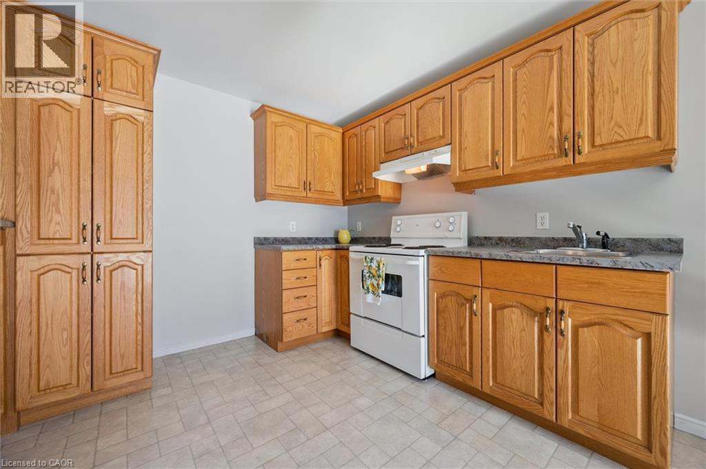 663 Heathcliffe Place, Waterloo, ON - Indoor Photo Showing Kitchen