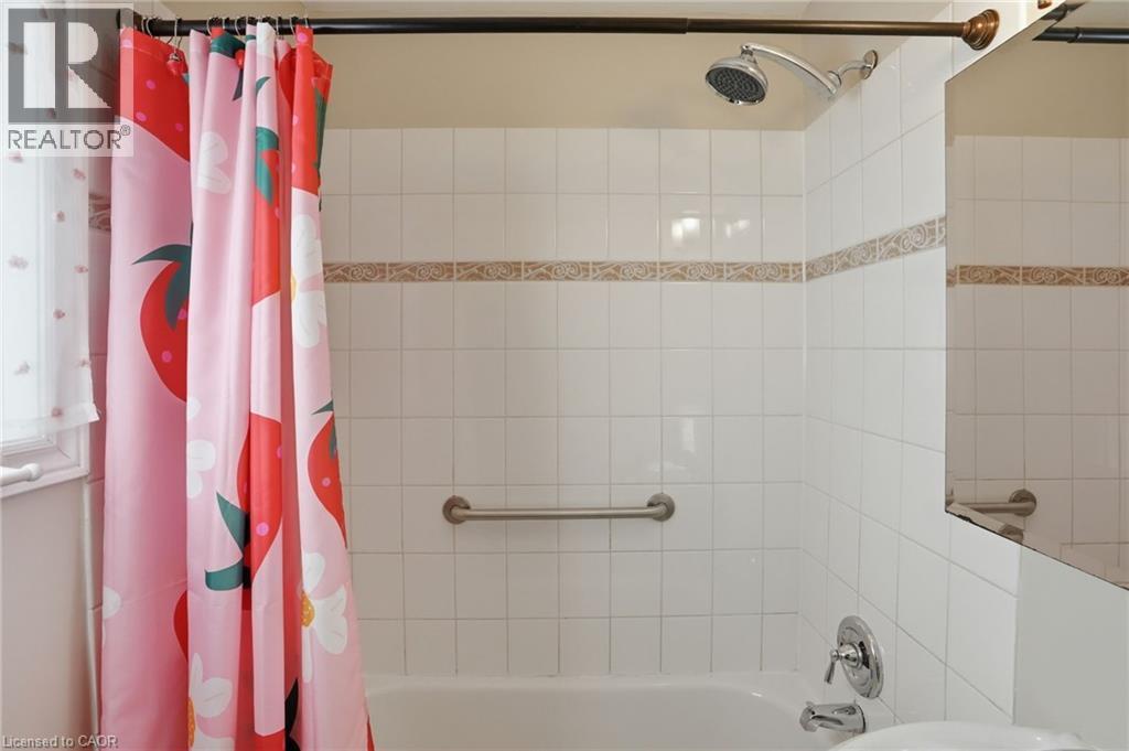 176 Adair Avenue N, Hamilton, ON - Indoor Photo Showing Bathroom