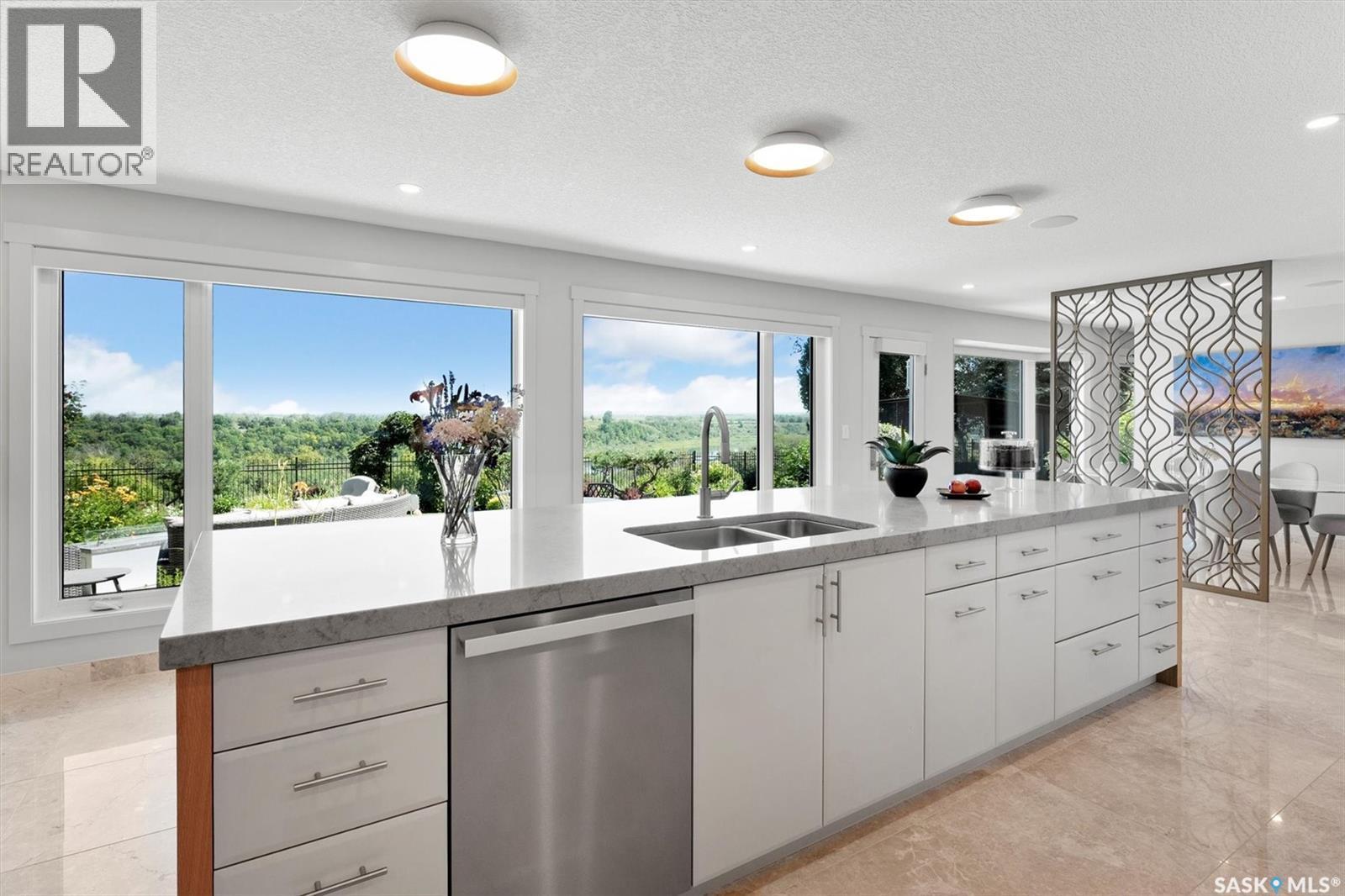 323 Mallin Crescent, Saskatoon, SK - Indoor Photo Showing Kitchen With Double Sink