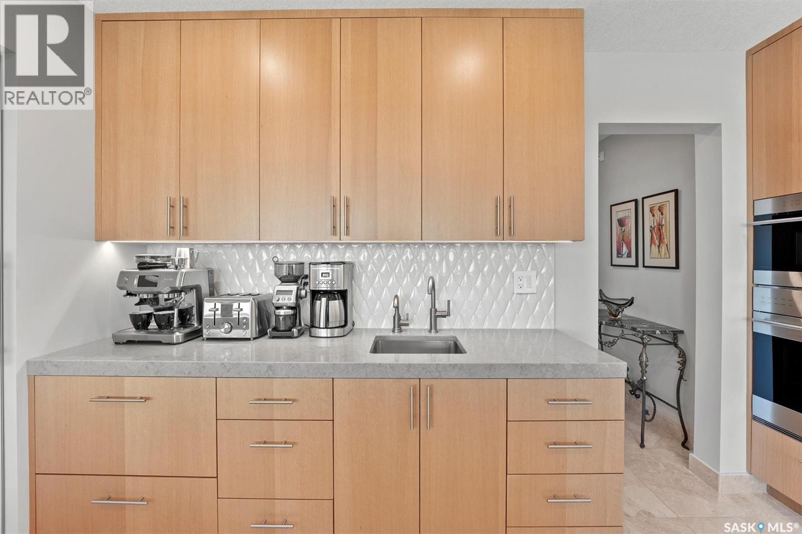323 Mallin Crescent, Saskatoon, SK - Indoor Photo Showing Kitchen
