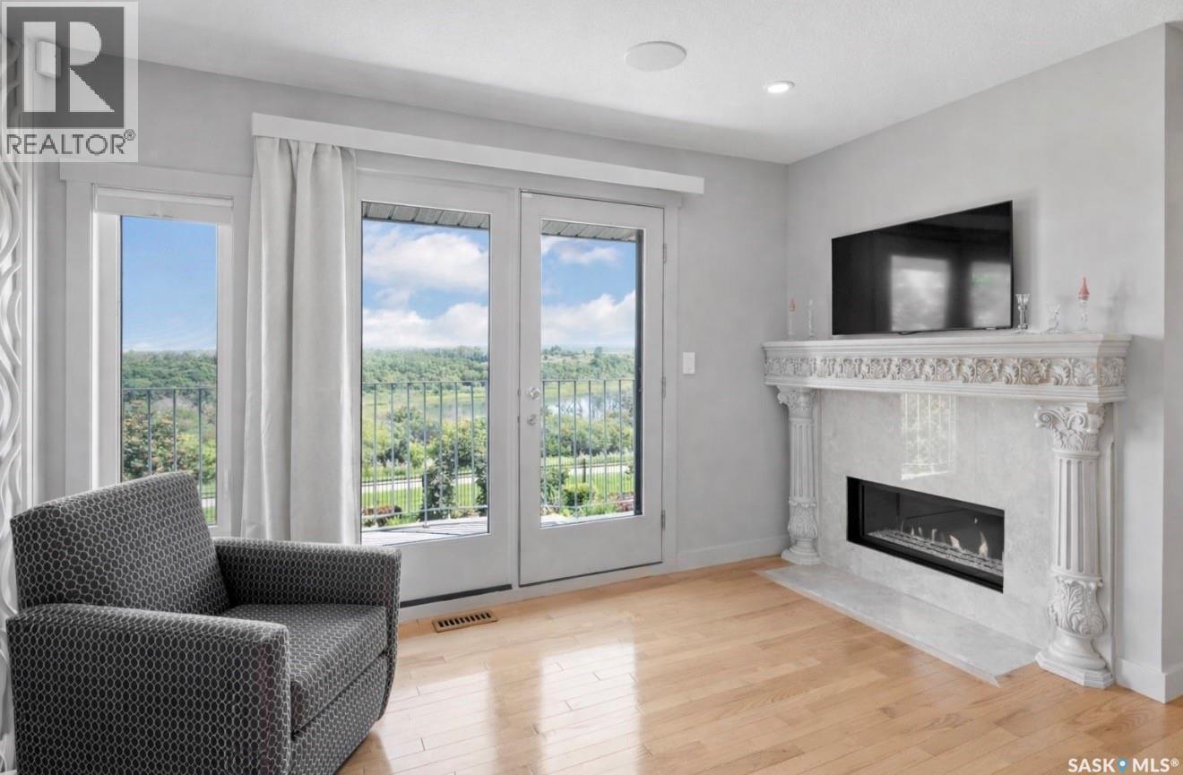 323 Mallin Crescent, Saskatoon, SK - Indoor Photo Showing Living Room With Fireplace