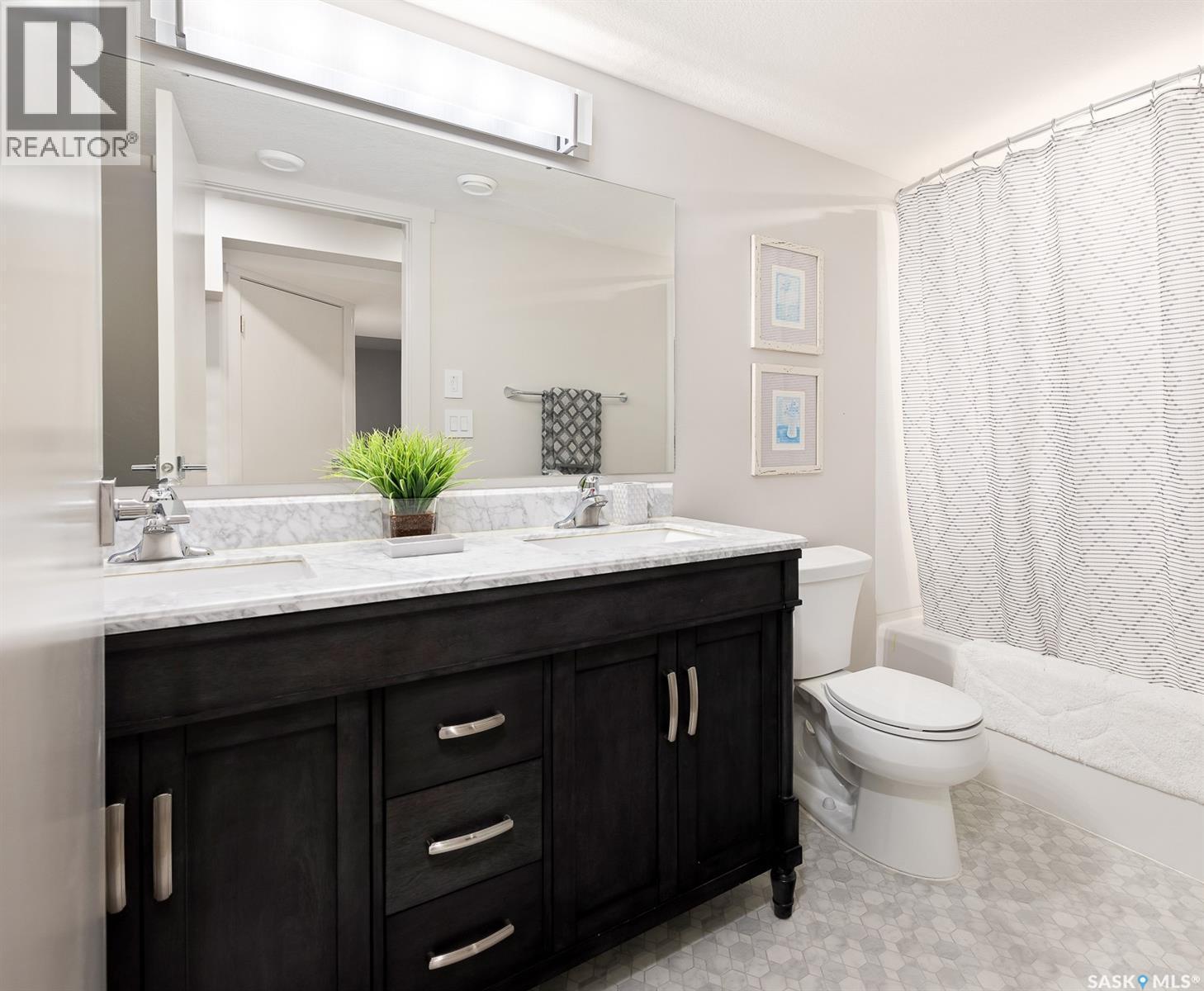 323 Mallin Crescent, Saskatoon, SK - Indoor Photo Showing Bathroom