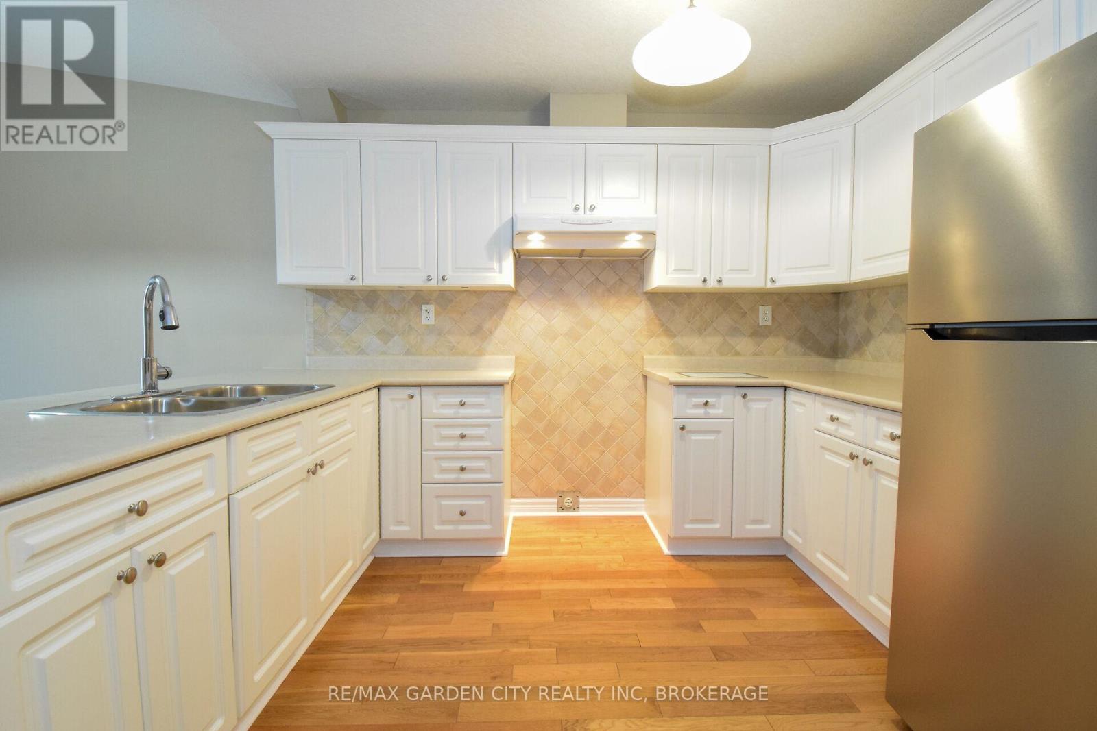 11 - 162 First Street, Welland (Lincoln/Crowland), ON - Indoor Photo Showing Kitchen With Double Sink