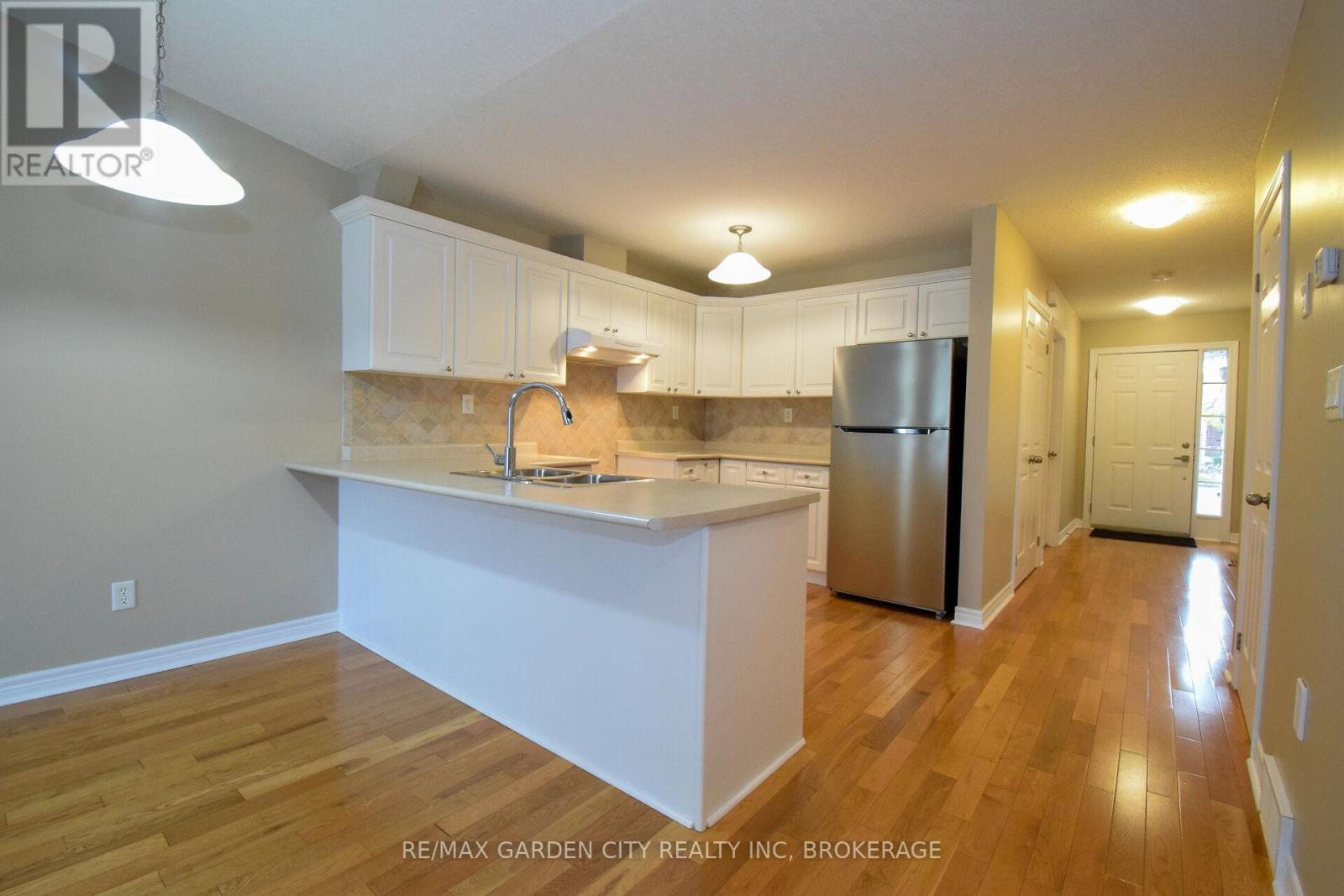 11 - 162 First Street, Welland (Lincoln/Crowland), ON - Indoor Photo Showing Kitchen With Double Sink