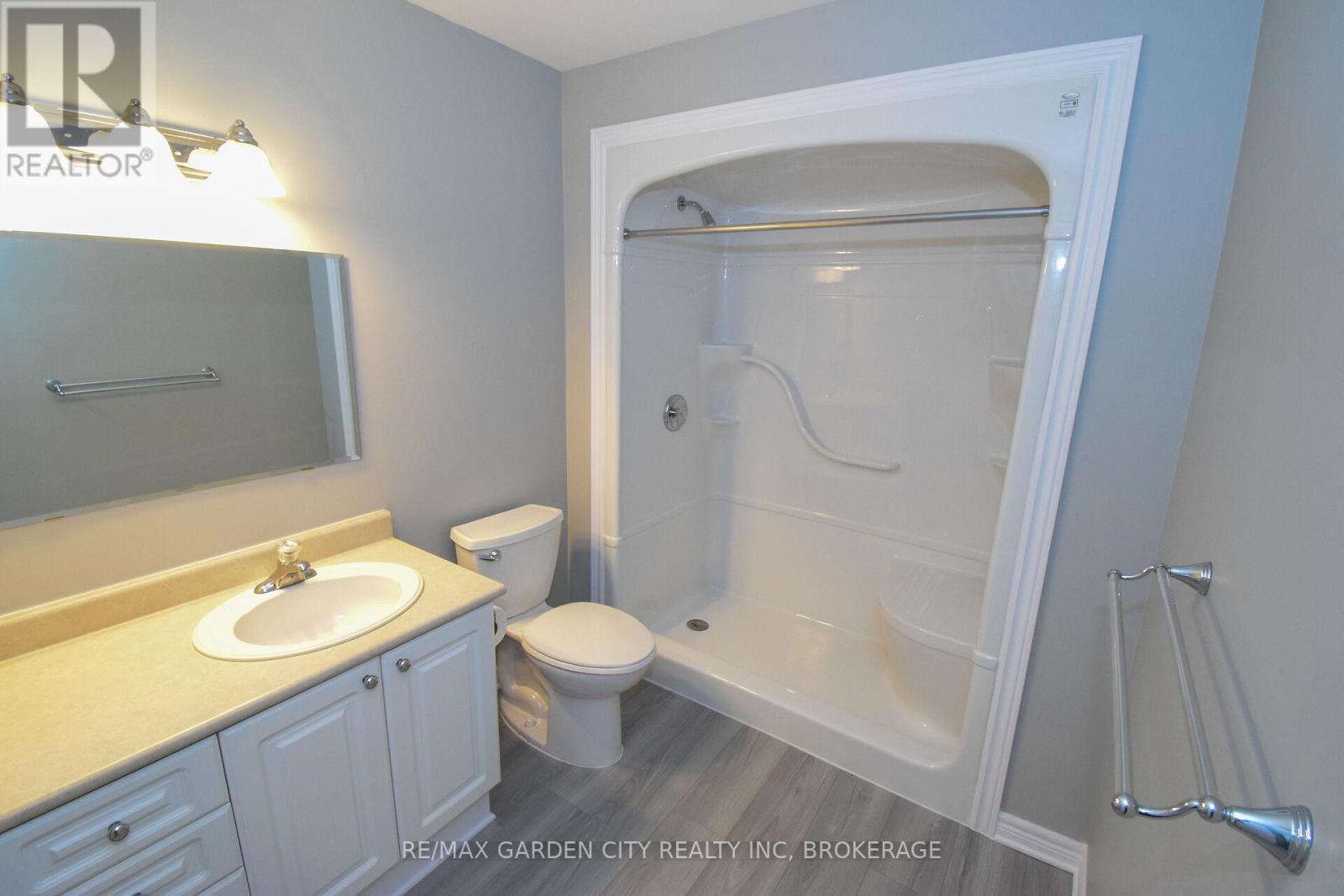 11 - 162 First Street, Welland (Lincoln/Crowland), ON - Indoor Photo Showing Bathroom