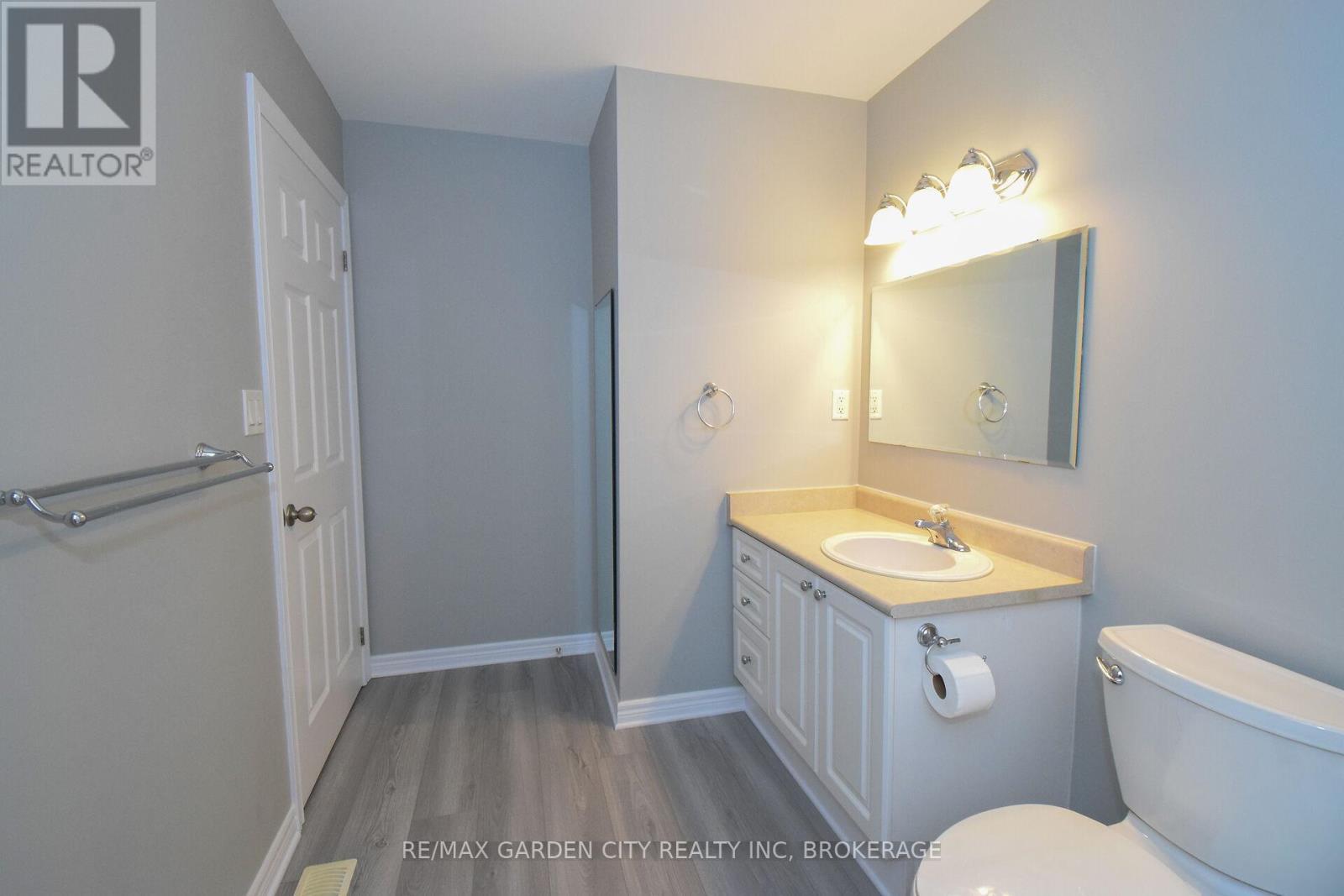 11 - 162 First Street, Welland (Lincoln/Crowland), ON - Indoor Photo Showing Bathroom