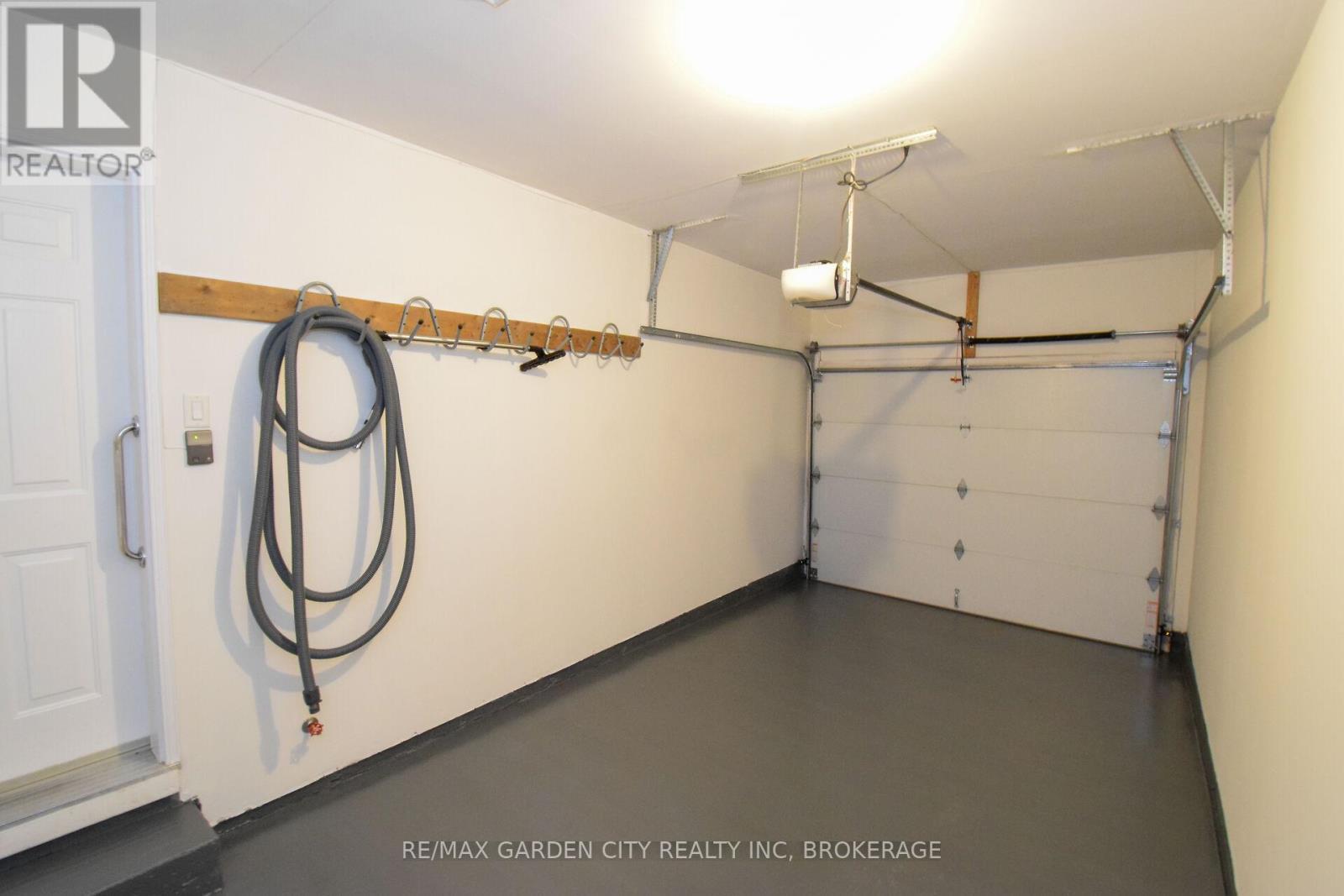 11 - 162 First Street, Welland (Lincoln/Crowland), ON - Indoor Photo Showing Garage