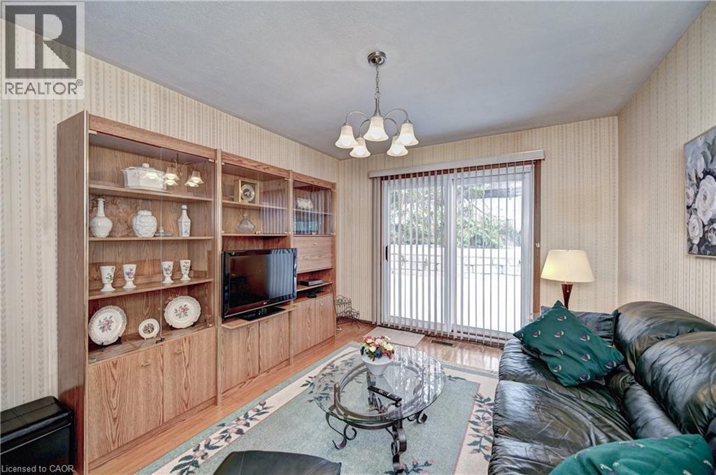 132 Forest Hill Drive, Kitchener, ON - Indoor Photo Showing Living Room