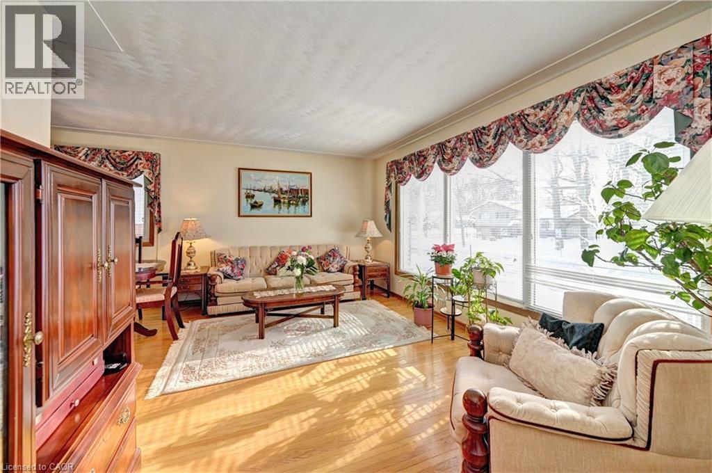132 Forest Hill Drive, Kitchener, ON - Indoor Photo Showing Living Room