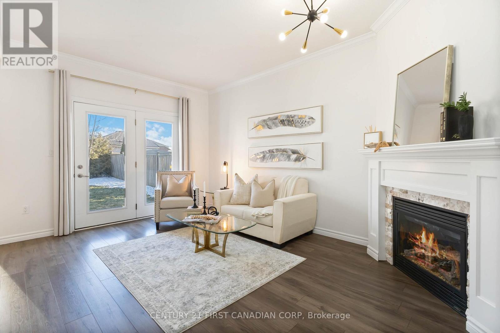 1 Watson Crescent, Central Elgin, ON - Indoor Photo Showing Living Room With Fireplace