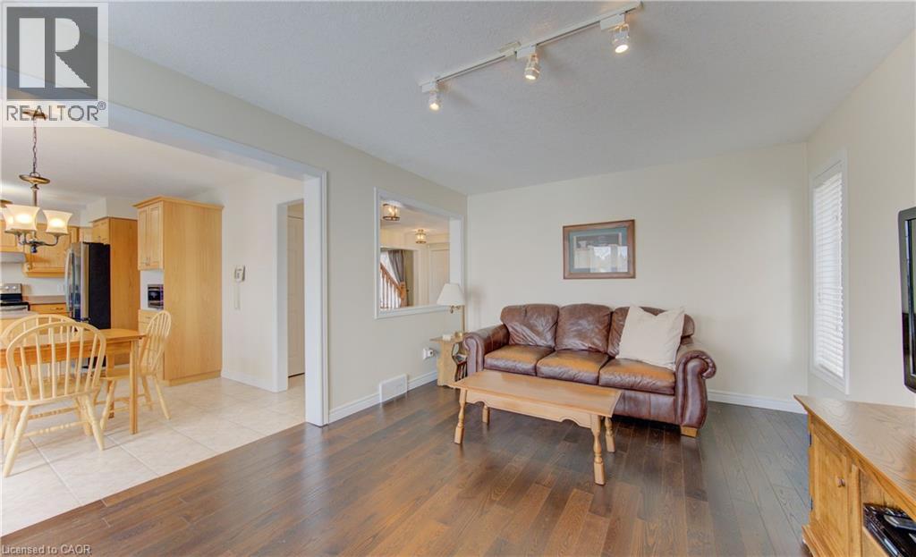 168 Bridgewater Crescent, Waterloo, ON - Indoor Photo Showing Living Room