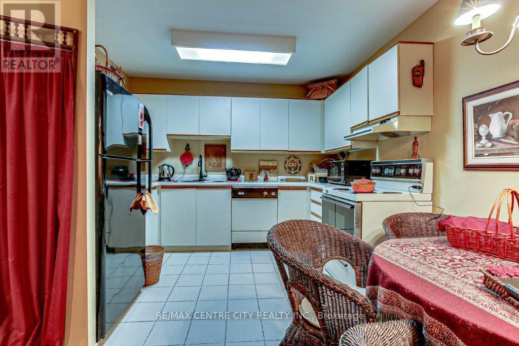 203 - 549 Ridout Street N, London East (East F), ON - Indoor Photo Showing Kitchen