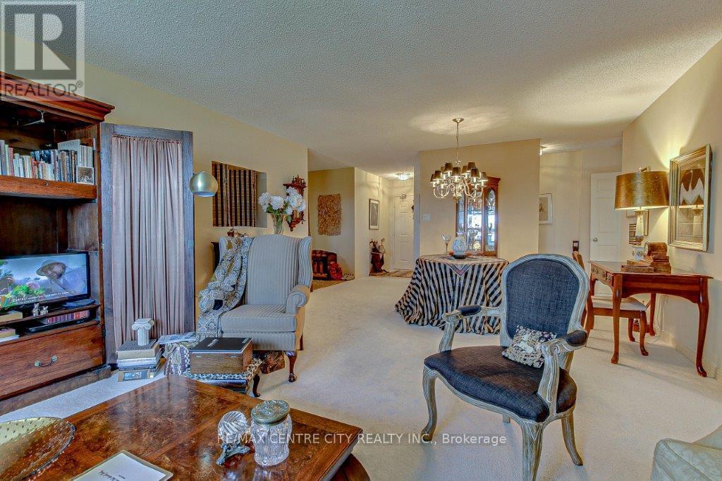 203 - 549 Ridout Street N, London East (East F), ON - Indoor Photo Showing Living Room