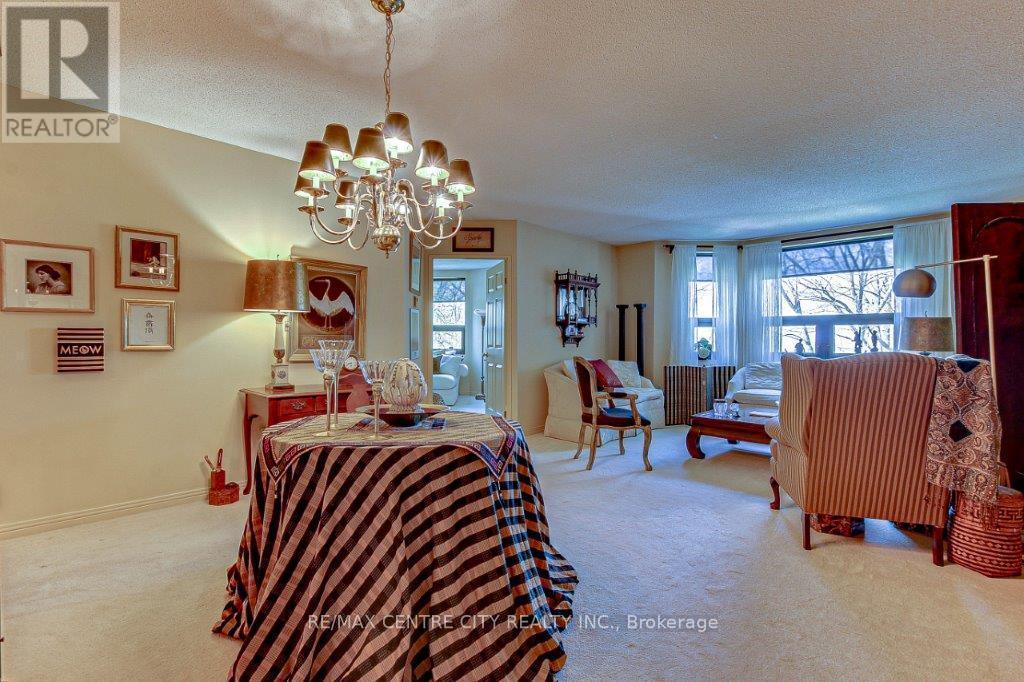 203 - 549 Ridout Street N, London East (East F), ON - Indoor Photo Showing Bedroom
