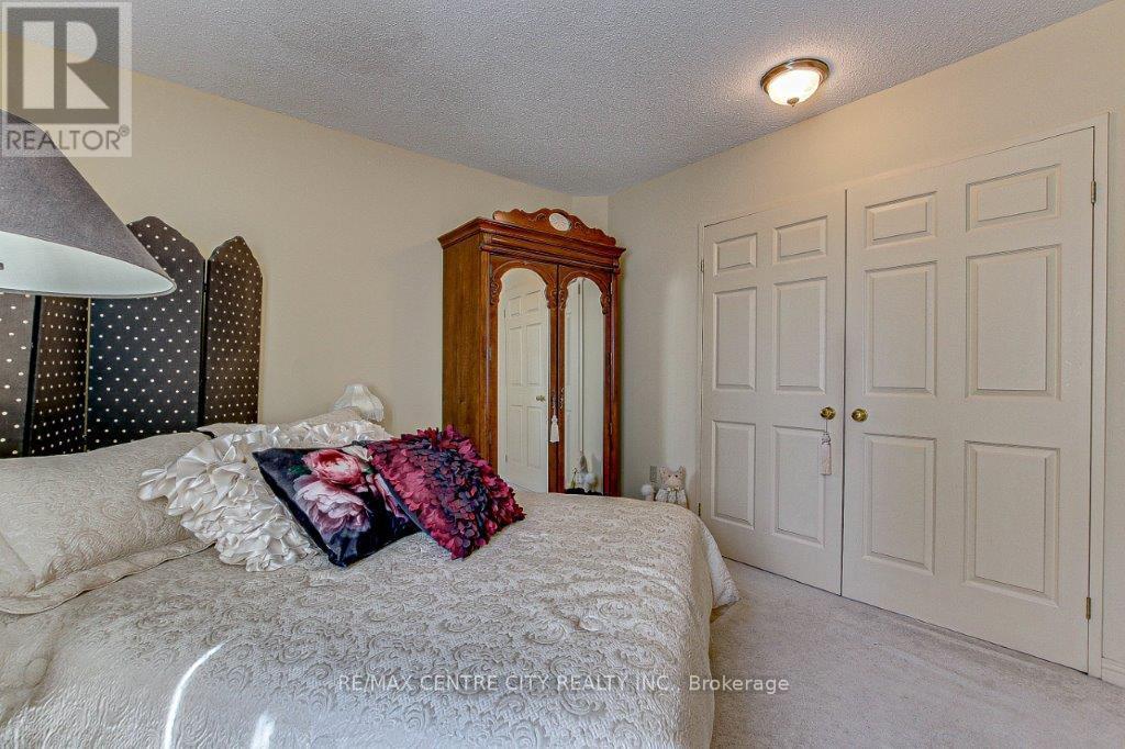 203 - 549 Ridout Street N, London East (East F), ON - Indoor Photo Showing Bedroom