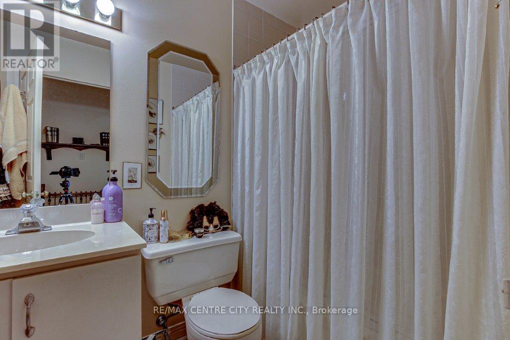 203 - 549 Ridout Street N, London East (East F), ON - Indoor Photo Showing Bathroom