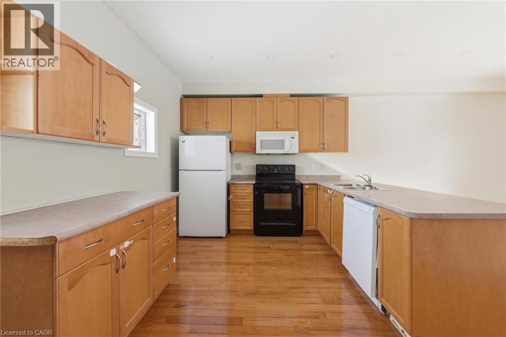 Kitchen featuring hardwood floor and light cabinets - 100 Beddoe Drive Unit# 25, Hamilton, ON - Indoor Photo Showing Kitchen