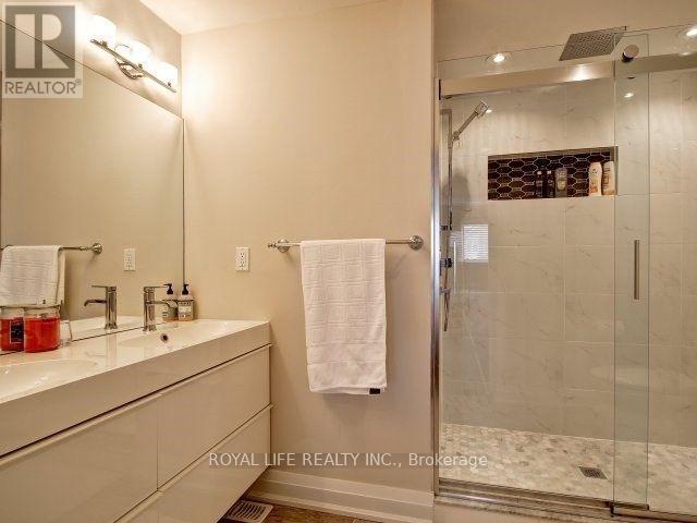 1070 Lindsay Drive, Oakville, ON - Indoor Photo Showing Bathroom