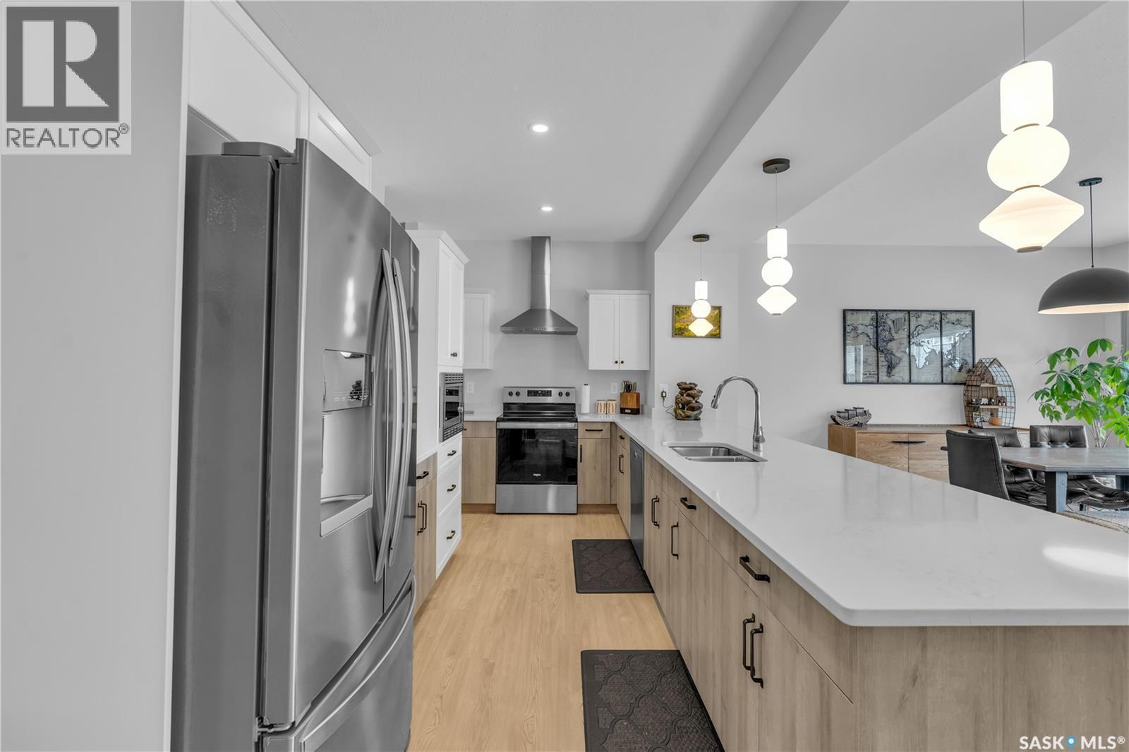 319 Dziadyk Bend, Saskatoon, SK - Indoor Photo Showing Kitchen With Double Sink With Upgraded Kitchen