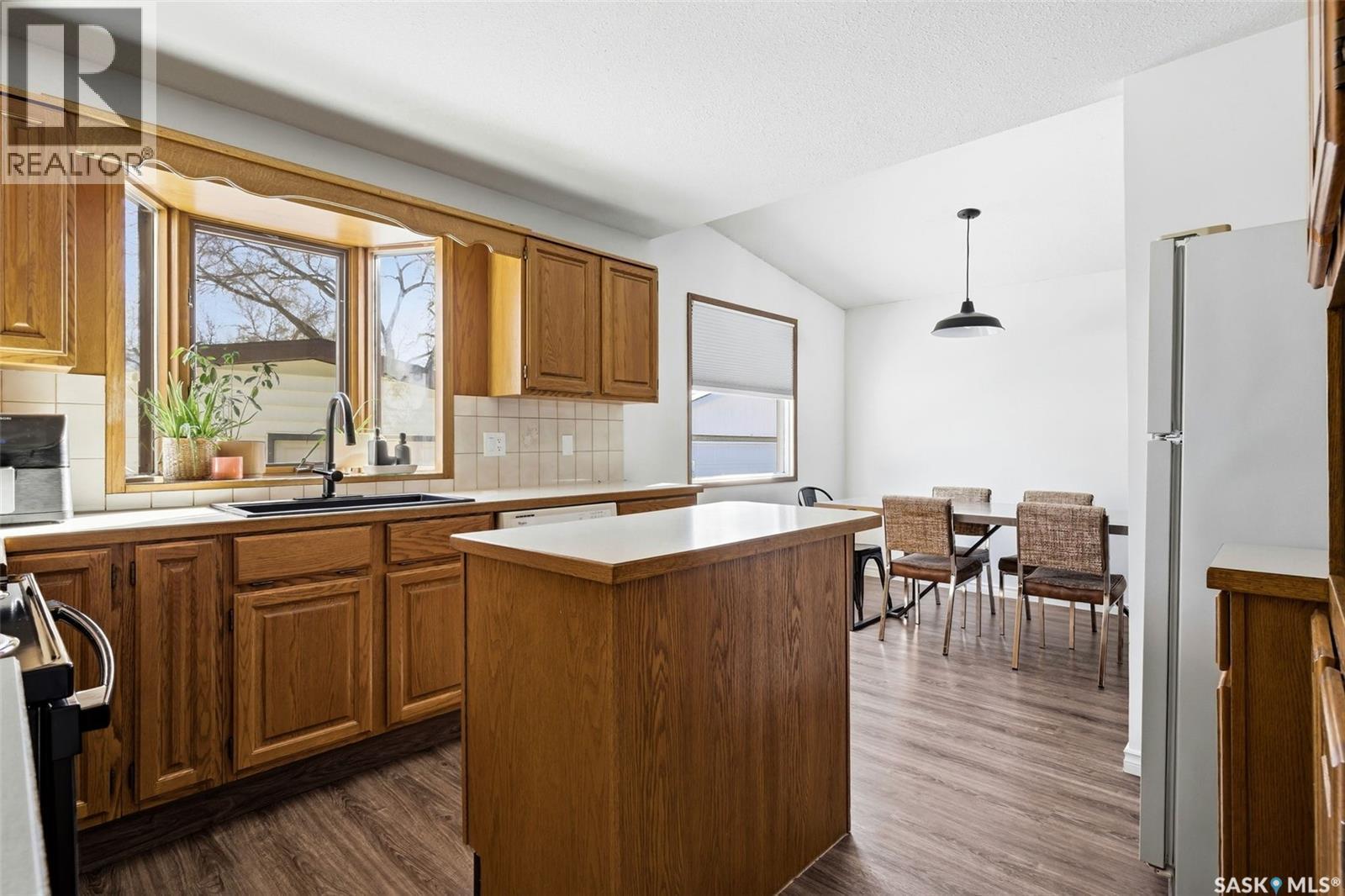26 Mill Bay, Regina, SK - Indoor Photo Showing Kitchen
