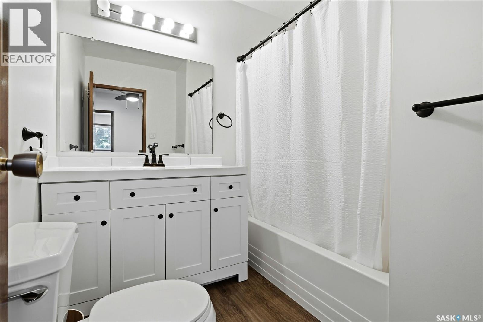 26 Mill Bay, Regina, SK - Indoor Photo Showing Bathroom