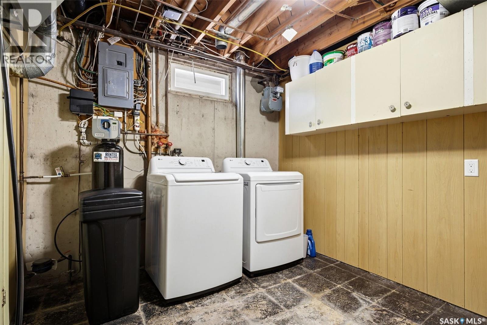 26 Mill Bay, Regina, SK - Indoor Photo Showing Laundry Room