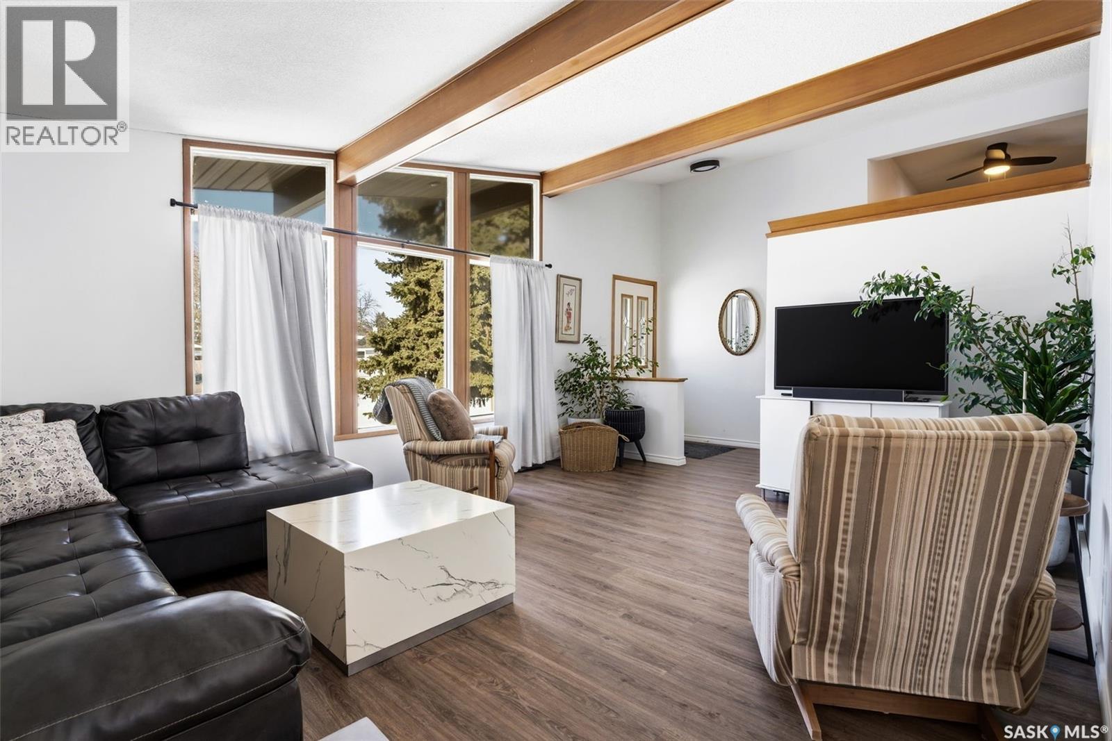 26 Mill Bay, Regina, SK - Indoor Photo Showing Living Room