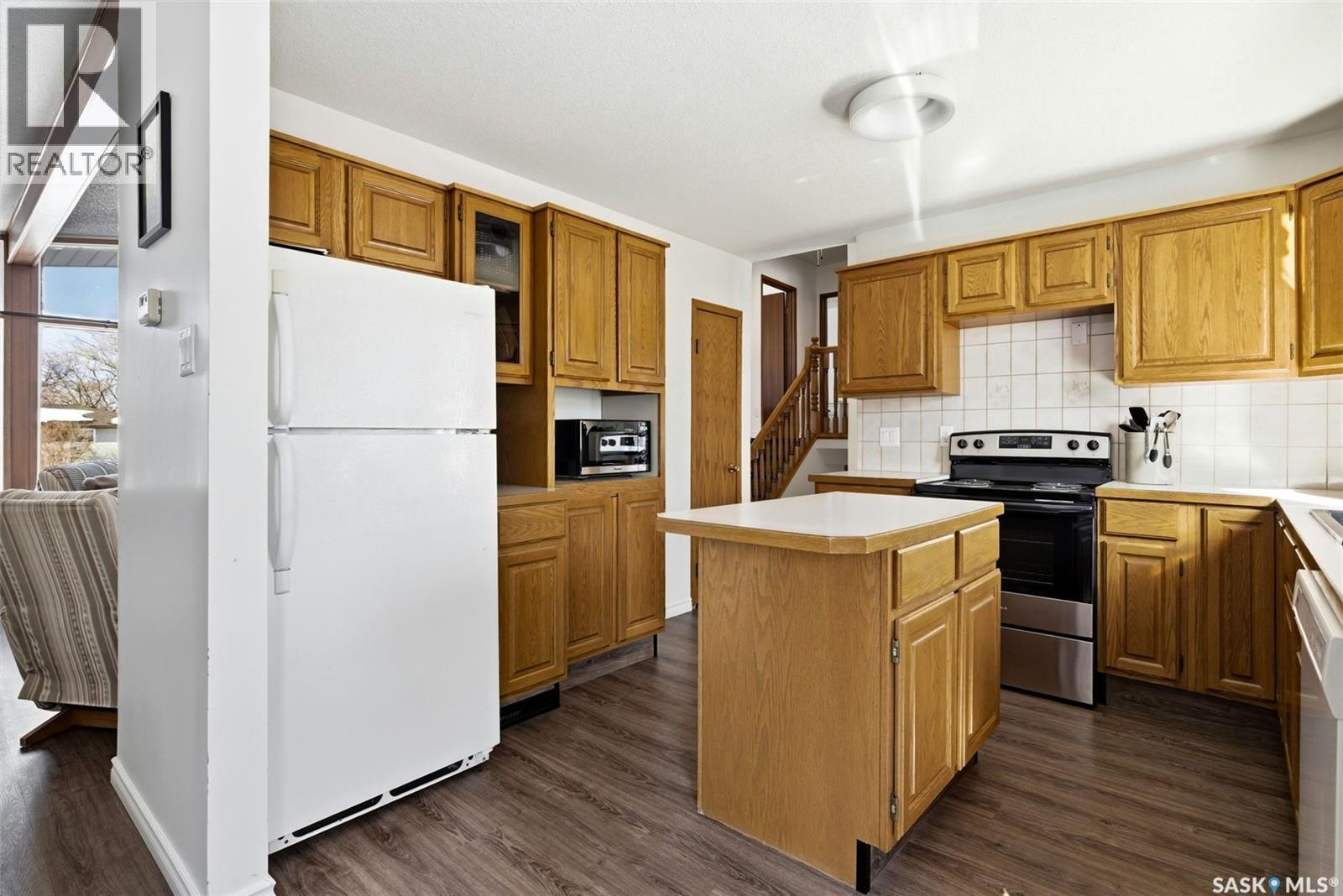 26 Mill Bay, Regina, SK - Indoor Photo Showing Kitchen