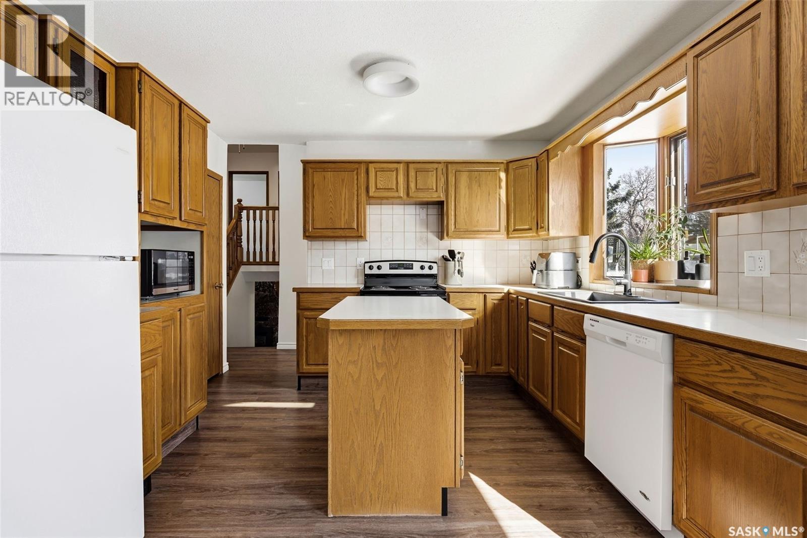 26 Mill Bay, Regina, SK - Indoor Photo Showing Kitchen
