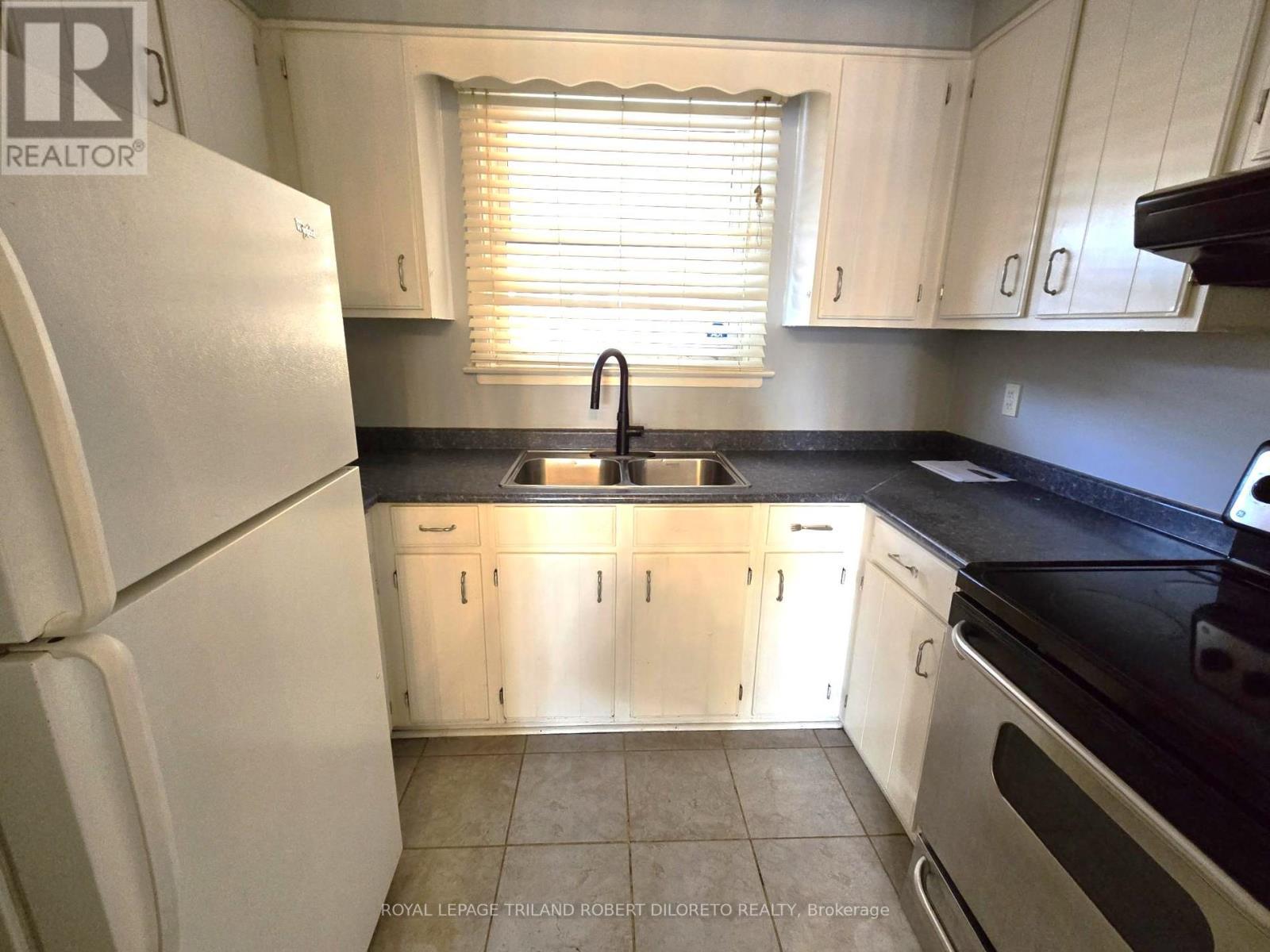 154 - 1330 Jalna Boulevard, London South (South X), ON - Indoor Photo Showing Kitchen With Double Sink
