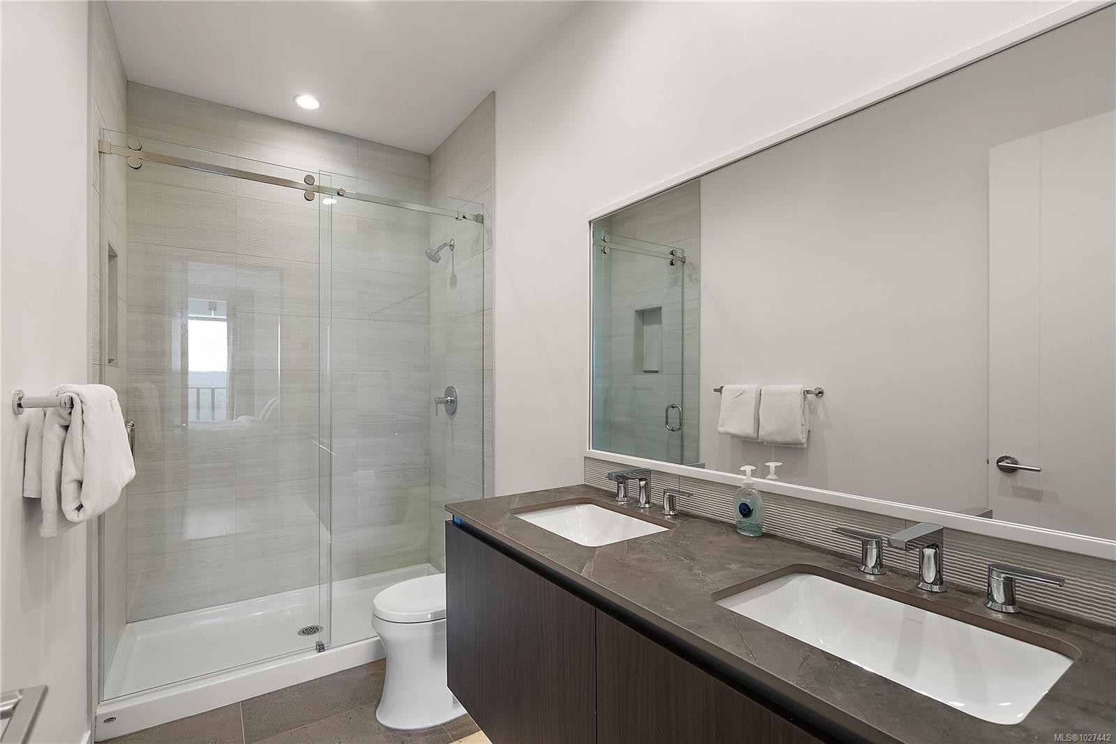 1402-2000 Hannington Rd, Langford, BC - Indoor Photo Showing Bathroom