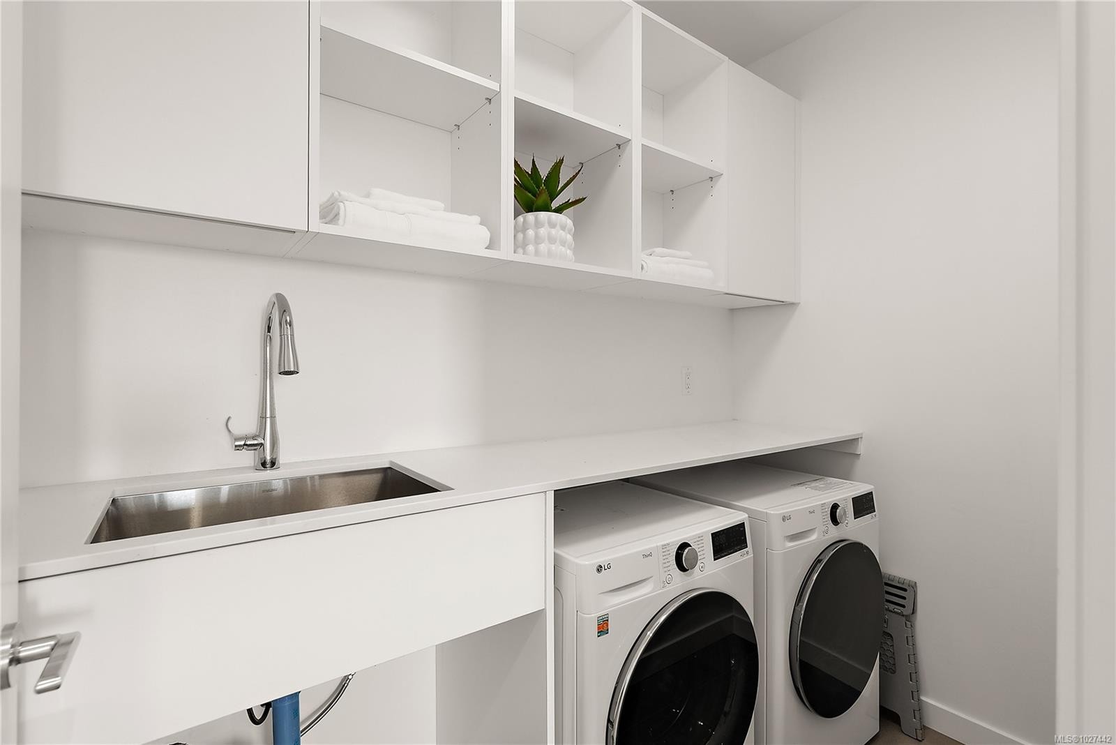 1402-2000 Hannington Rd, Langford, BC - Indoor Photo Showing Laundry Room