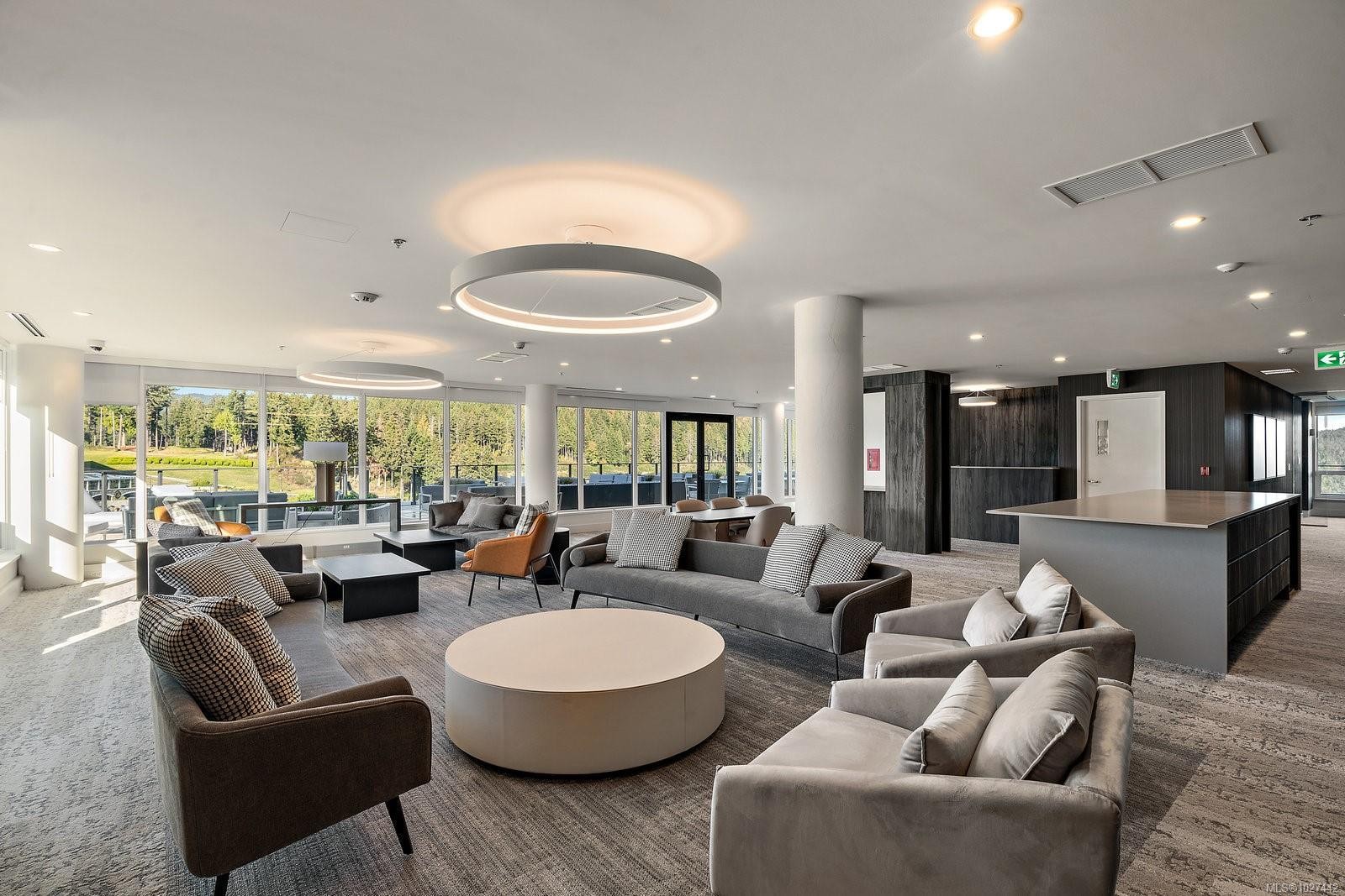 1402-2000 Hannington Rd, Langford, BC - Indoor Photo Showing Living Room