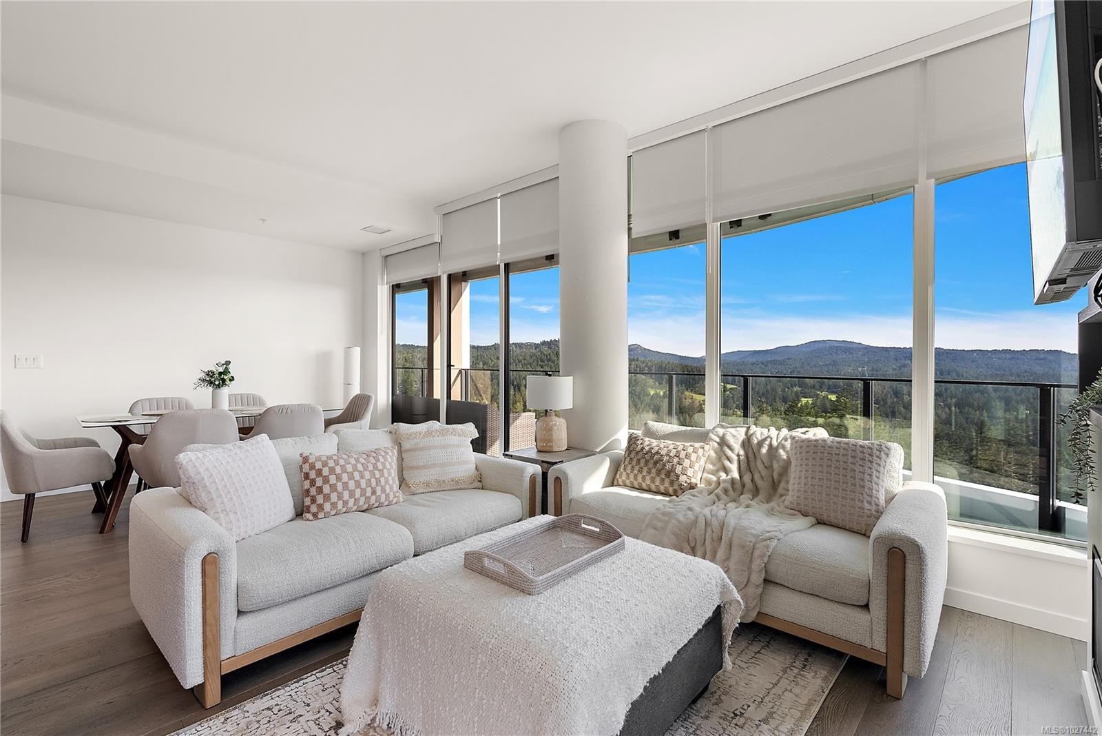 1402-2000 Hannington Rd, Langford, BC - Indoor Photo Showing Living Room