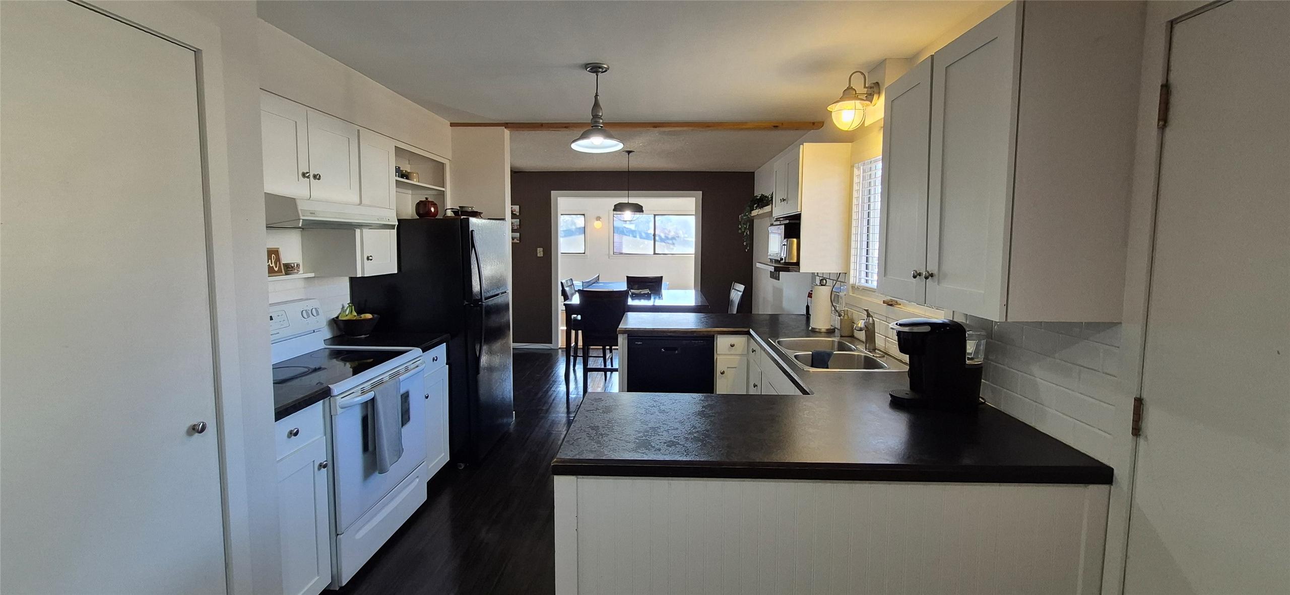 707 12Th Avenue, Cranbrook, BC - Indoor Photo Showing Kitchen With Double Sink